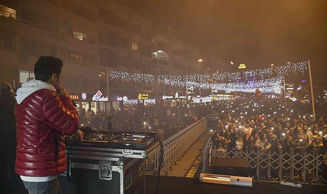 Kuşadası'nda sokak partisi ile yeni yıl coşkusu zirve yaptı