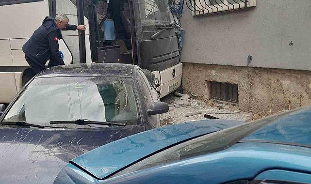 Kütahya'da freni boşalan midibüs önce park halindeki iki otomobile sonra da bir apartmanın duvarına çarptı