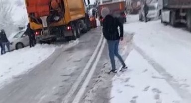 Kütahya'da kar yağışı etkili oldu, trafikte aksamalar yaşandı