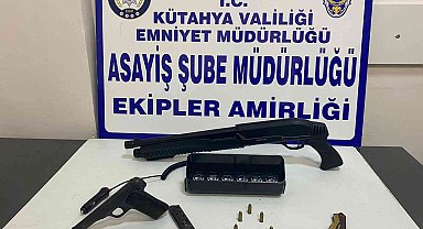 Kütahya'da "çakar" takılı araçta tabanca ve pompalı tüfek ele geçirildi