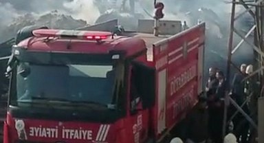 Lastik geri dönüşüm fabrikasında 7 saat süren yangında soğutma çalışmaları başladı