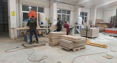 Liseli öğrenciler, üretip onardıkları masa ve sandalyelerden 3 milyon ciro elde etti