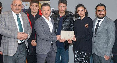 Liseli öğrencilerden Uşak Aşevi'ne bağış