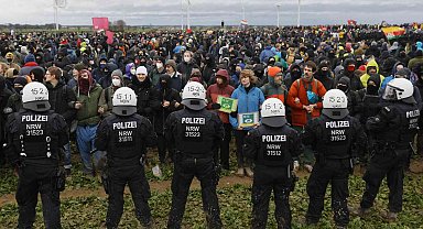 Lützerath köyündeki protestolarda Alman polisine "çamur" engeli