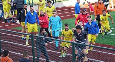 Maçtan sonra saha karıştı, taraftarlar sahaya girdi