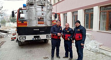 Mahsur kalan baykuş ve güvercini itfaiye kurtardı