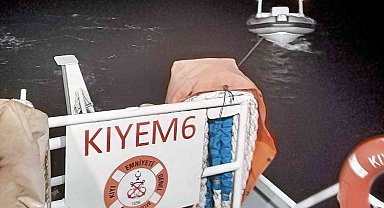 Makine arızası yapan tekneyi KIYEM ekipleri kurtardı
