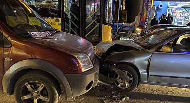 Maltepe'de 2 otomobil kafa kafaya çarpıştı: 1 yaralı