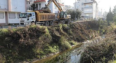 Manavgat Belediyesi heyelandan zarar gören kanal kenarını düzenliyor
