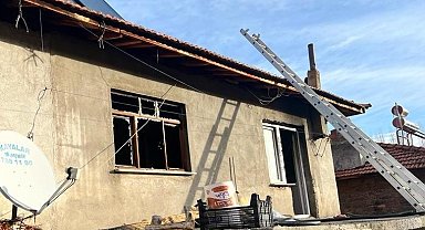 Manisa'da çıkan yangında ev kullanılamaz hale geldi