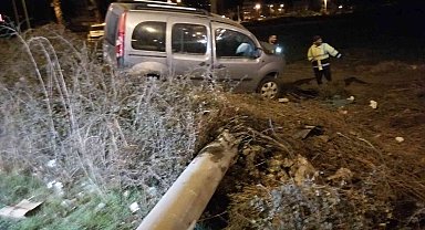 Manisa'da hafif ticari araç direğe çarptı: 1 ölü, 1 yaralı