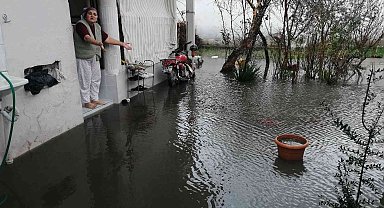 Manisa'da sağanak etkili oldu, bazı evleri su bastı