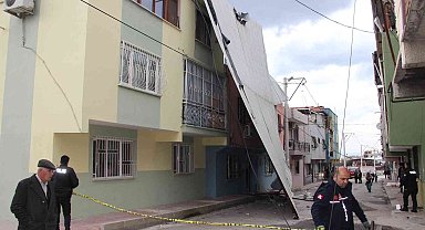 Manisa'da şiddetli rüzgar çatıyı uçurdu