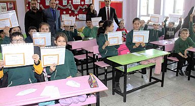 Manyas'ta öğrencilerin karne sevinci