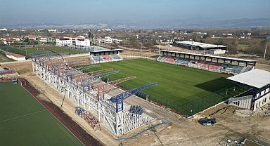 Maraton tribünün çatı makasları tamamlandı