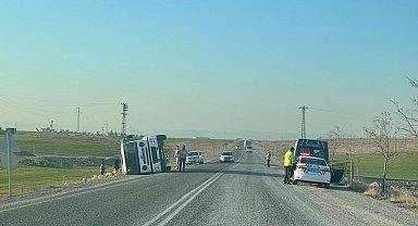 Mardin'de devrilen kamyonun şoförü yaralandı