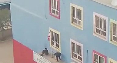 Mardin'de okulun çatısına çıkan çocuk yürekleri ağızlara getirdi