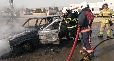 Mardin'de seyir halindeki otomobil alev alev yandı