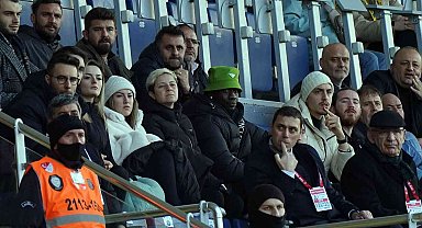 Mbaye Diagne, Haliç derbisini tribünden takip ediyor