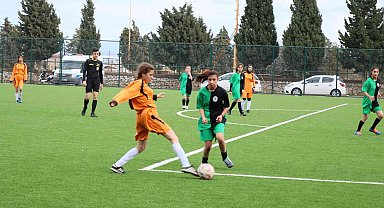 Mehmet Akif Ersoy Anadolu Lisesi kızları futbolda şampiyon oldu