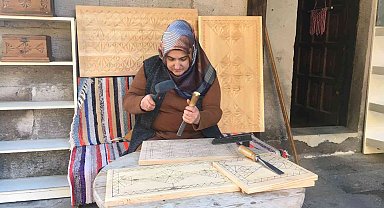 Merak üzerine kocasından ahşap oymacılığını öğrendi, mesleğin ustası oldu