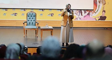 Merve Gülcemal, Sultangazi'de çocuklara verilmesi gereken manevi değerleri anlattı