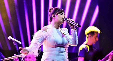 Merve Özbey'den Bursa'da arabesk gecesi