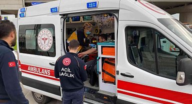 Minibüs ile otomobil çarpıştı: 3 yaralı