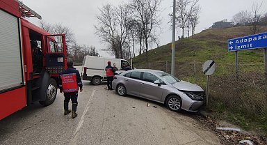 Minibüs ile otomobil kafa kafaya çarpıştı: 4 hafif yaralı