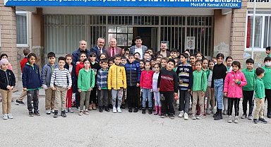 Minik öğrenciler ilk karne hediyelerini Başkan Özcan'dan aldı