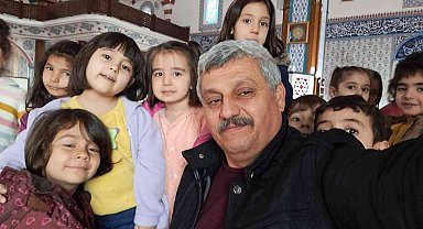 Minik öğrenciler kumbaralarındaki paraları camiye bağışladı