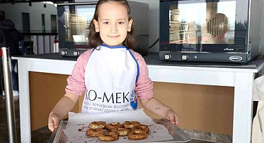 Minikler mutfağa girdi, kandil simidi yaptı