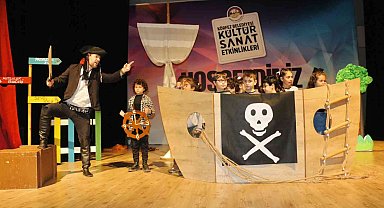 Minikler "Şaşkın Korsan" oyunuyla eğlendi