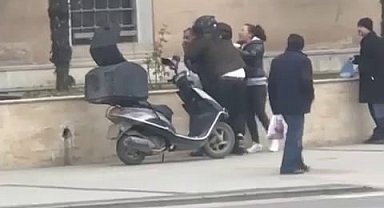 Motokurye ile vatandaşın kavgasında yumruklar havada uçuştu