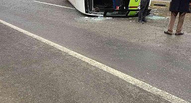 Muayeneye giden midibüs kaza yaptı: 2 yaralı