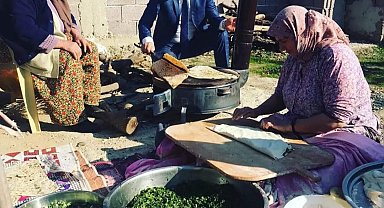 Müdür Yıldırak gözleme yapan kadınlara yardım etti