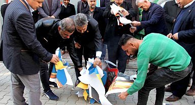 Muhtarlar, Paludan'ın fotoğrafı ve İsveç bayrağının olduğu pankartı yaktı
