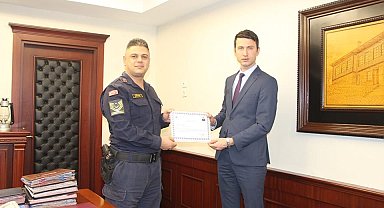 Müzede sergilenen patlamamış top mermisini fark eden komutana başarı belgesi