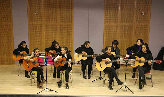 Müzik sevdalısı öğretmen Kulpluların ruhuna dokunuyor