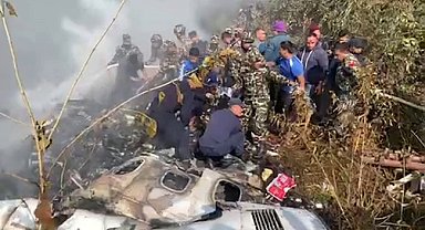 Nepal'de 72 kişiyi taşıyan yolcu uçağı düştü