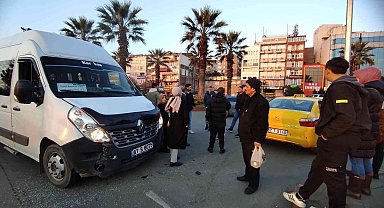 Öğrenci servisiyle ticari taksi çarpıştı