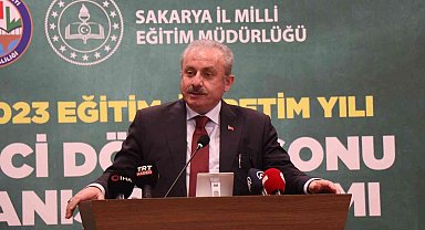 Öğrenciler karnelerini Mustafa Şentop'un elinden aldı
