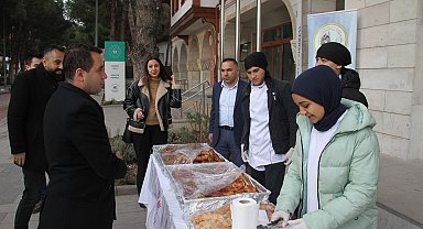 Öğrenciler kendi elleriyle yaptığı kahvaltılıkları Duru bebek için sattı
