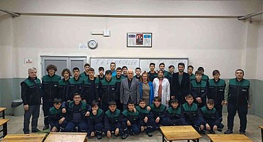 Öğrencilere iş kıyafeti ve ayakkabı hediye edildi
