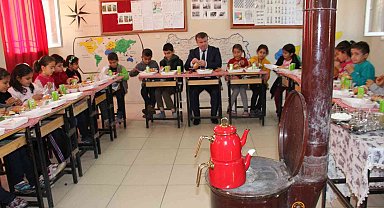 Öğrencilerin sosyal medyadan yaptığı 'kahvaltı' davetini geri çevirmedi