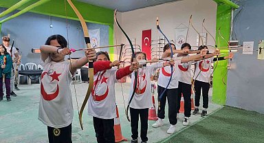 Okçuluk sporuna ilgi arttı, gençler hedeflerini 12'den vuruyor
