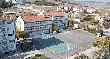 Okul bahçelerinde asfaltlama çalışmaları devam ediyor