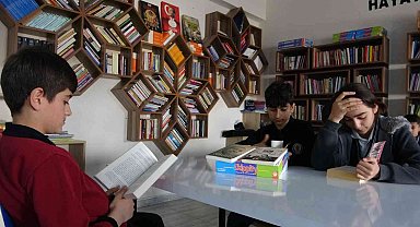 Okullarda kurulan kütüphaneler sayesinde öğrenciler hem okuyor hem eğleniyor
