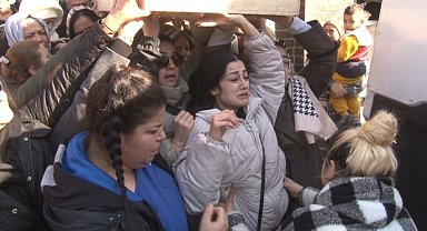 Öldürülen annesinin tabutunu omuzladı: "Çok ağır, taşıyamıyorum"