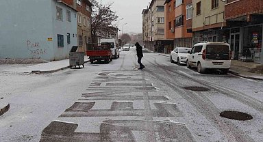 Oltu ilçe merkezine yılın ilk karı yağmaya başladı